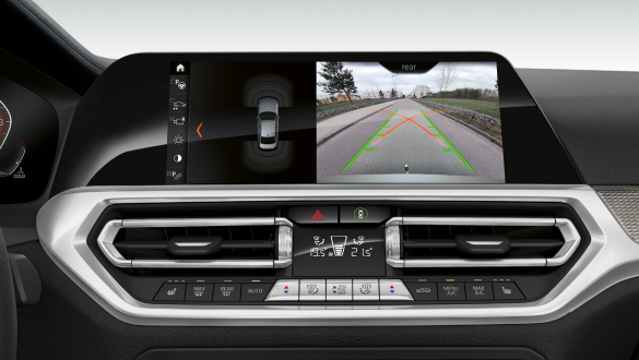 BMW 3 Series Sedan, Parking Assistant Plus. Frontal close-up of the cockpit display of the BMW 3 Series Sedan with Parking Assistant Plus.