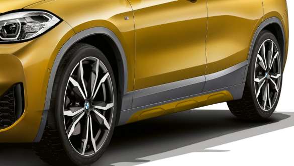 Side skirts BMW X2 F39 Side skirts BMW X2 2018 F39 Galvanic Gold metallic three quarter side view