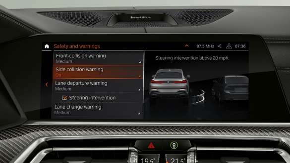 Head-Up Display with Driving Assistant Professional. BMW X6 cockpit with view of Driving Assistant Professional on Head-Up Display.