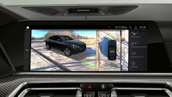 Head-Up Display with Parking Assistant Plus. BMW X6 cockpit with view of Parking Assistant Plus on Head-Up Display.