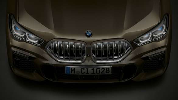 BMW X6 front. Close-up view of the BMW X6 front with BMW kidney grille ‘Iconic Glow’ from a bird's eye view.