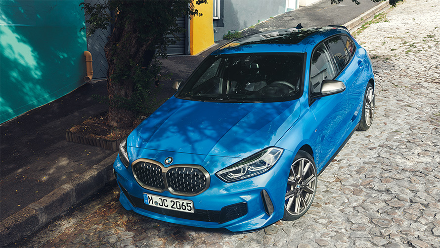 BMW 1 Series M135i F40 in Misano Blue metallic, three-quarter front view, parking at the roadside from a bird’s eye view