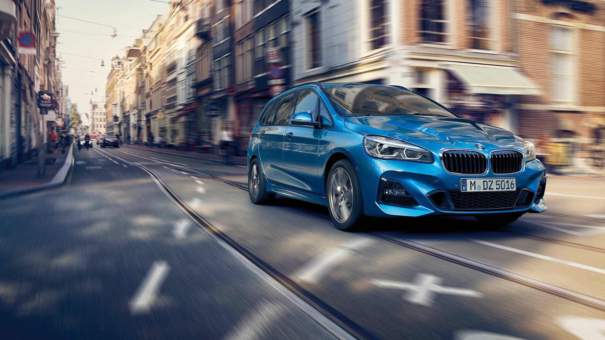 Driving dynamics BMW 2 Series Gran Tourer Driving dynamics BMW 2 Series Gran Tourer F46 2018 Estoril Blue metallic three-quarter front view driving downtown