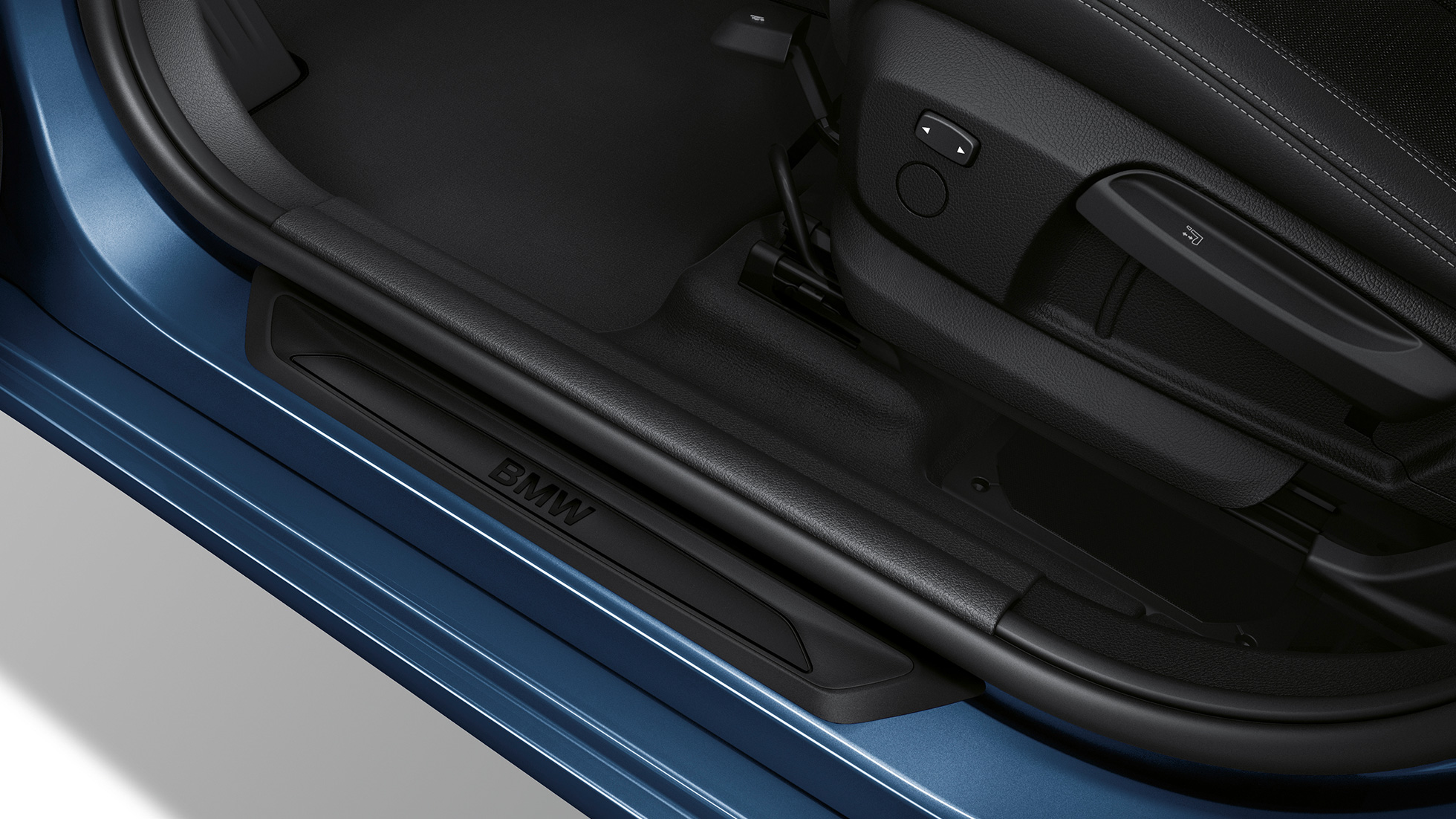 Door sill finishers BMW 2 Series Gran Tourer Modell Advantage Door sill finishers BMW 2 Series Gran Tourer 218i Modell Advantage F46 2018 Mediterranean Blue metallic close-up view
