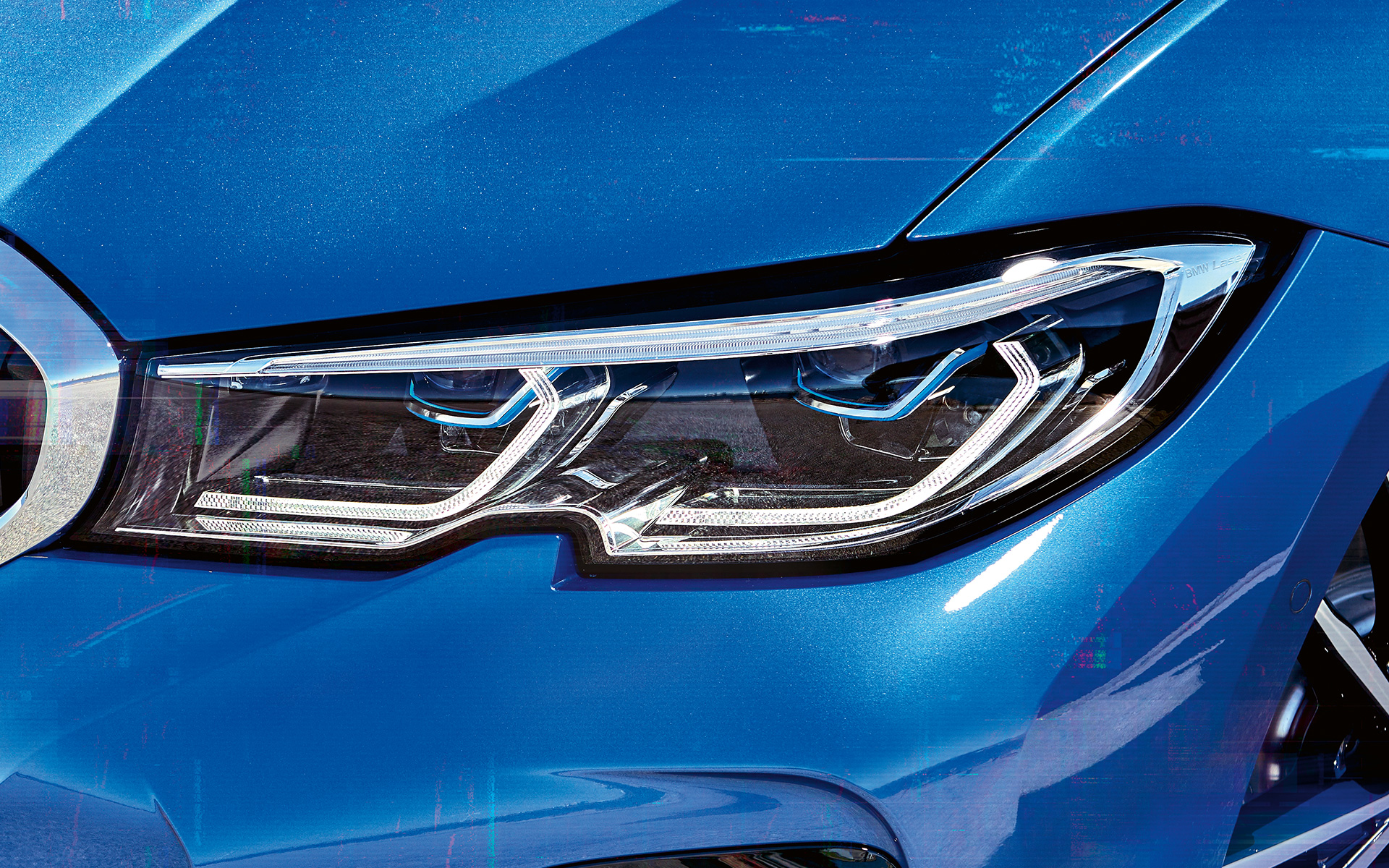 BMW 3 Series Sedan (G20), BMW Laserlight. BMW 3 Series Sedan (G20), BMW Laserlight. Lateral close-up of the right front headlights with BMW laserlight.