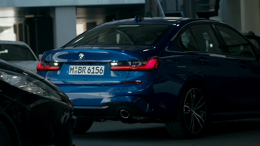 BMW 3 Series Sedan (G20), Reversing Assistant. Close-up of the cockpit display of the BMW 3 Series Sedan (G20) with Reversing Assistan.