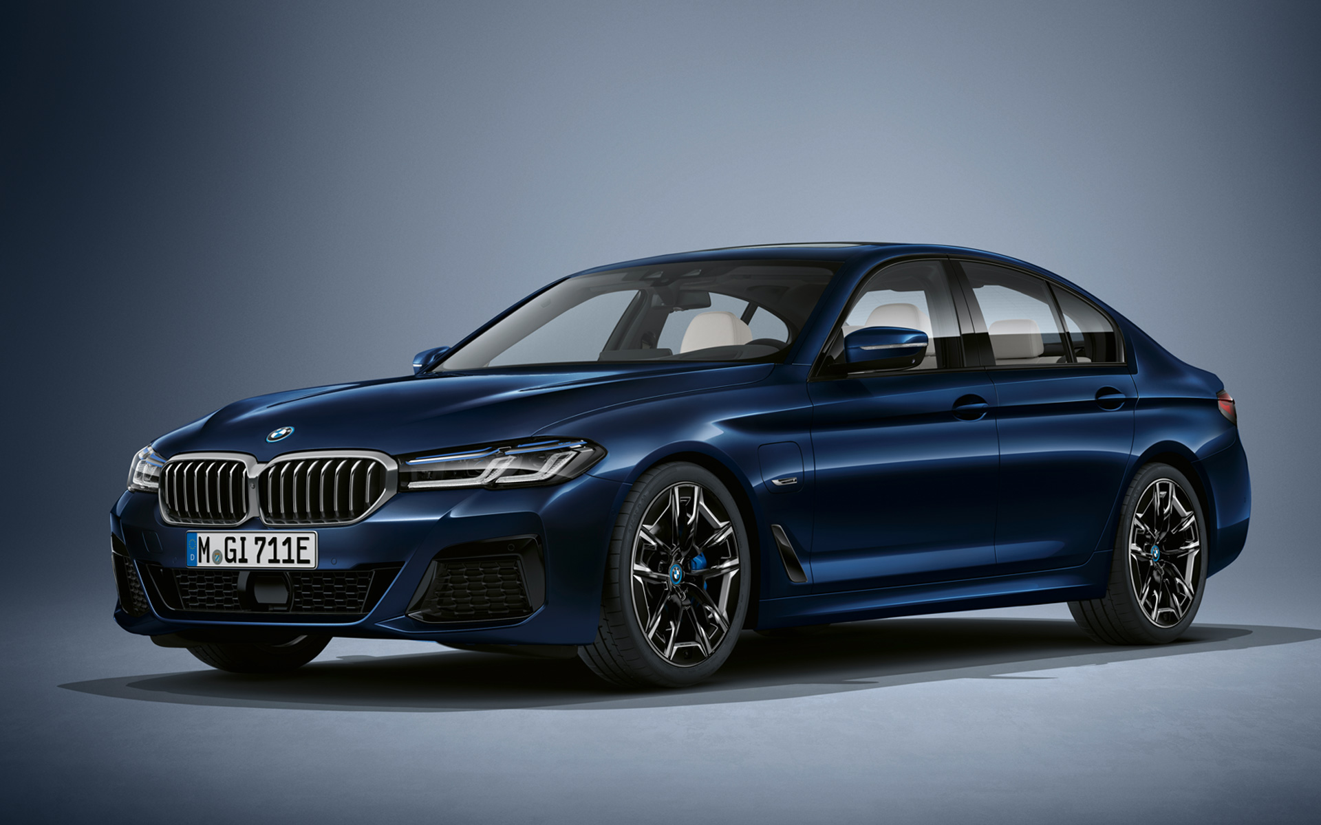 BMW 5 Series Sedan G30 LCI in BMW Individual Tanzanite Blue metallic BMW 5 Series Sedan Individual G30 Facelift 2020 three-quarter front view standing in BMW Individual Tanzanite Blue metallic