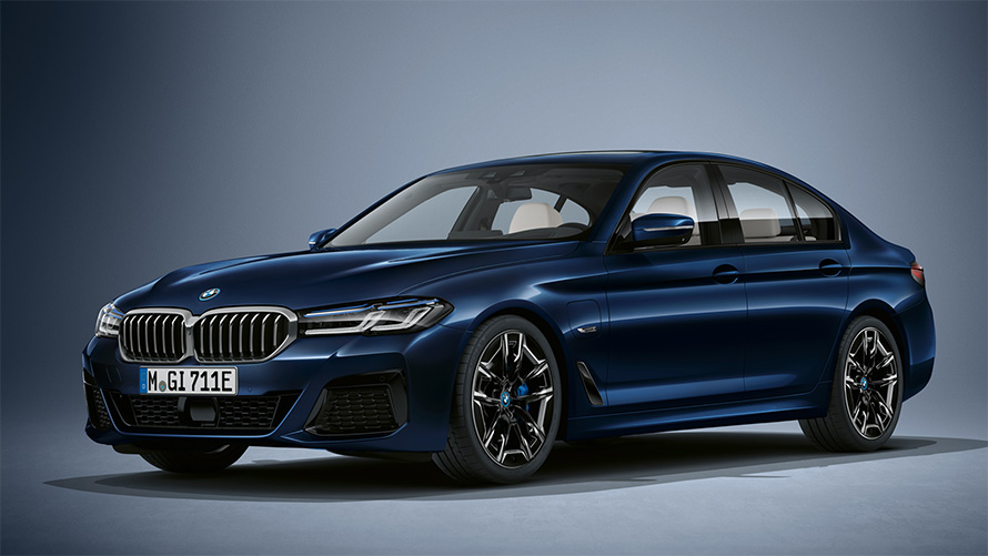 BMW 5 Series Sedan Individual G30 Facelift 2020 three-quarter front view standing in BMW Individual Tanzanite Blue metallic