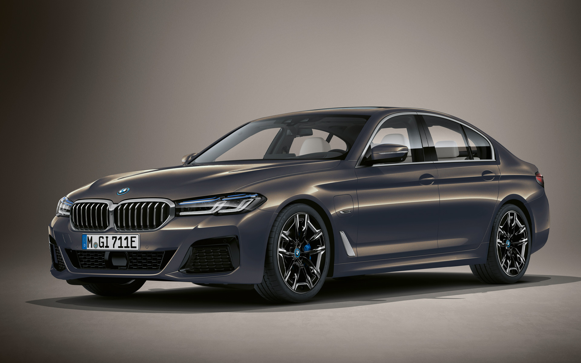 BMW 5 Series Sedan G30 LCI in BMW Individual Alvit Grey metallic BMW 5 Series Sedan Individual G30 Facelift 2020 three-quarter front view standing in BMW Individual Alvite Grey metallic