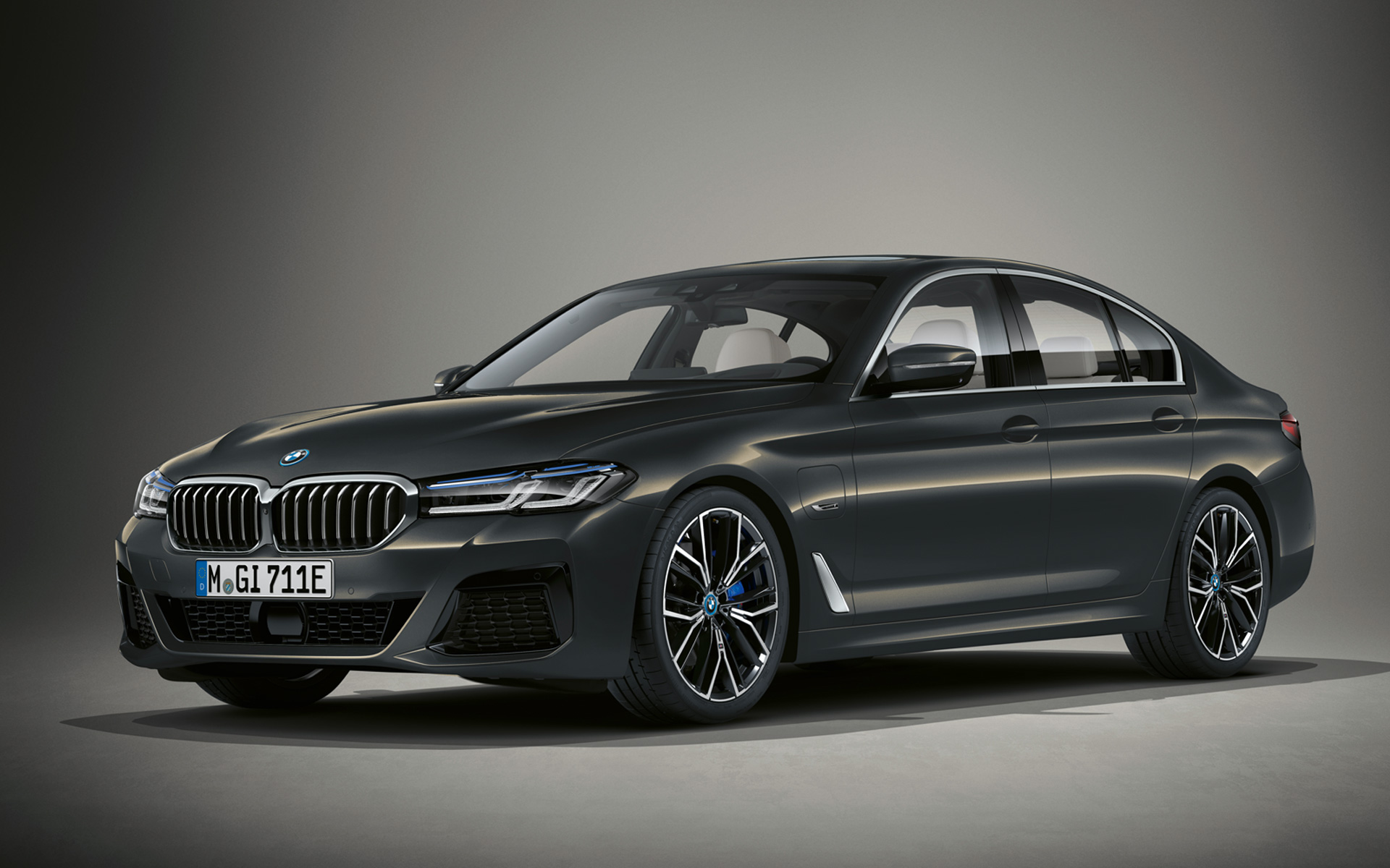 BMW 5 Series Sedan G30 LCI in BMW Individual Alvit Grey metallic BMW 5 Series Sedan Individual G30 Facelift 2020 three-quarter front view standing in BMW Individual Dravite Grey metallic