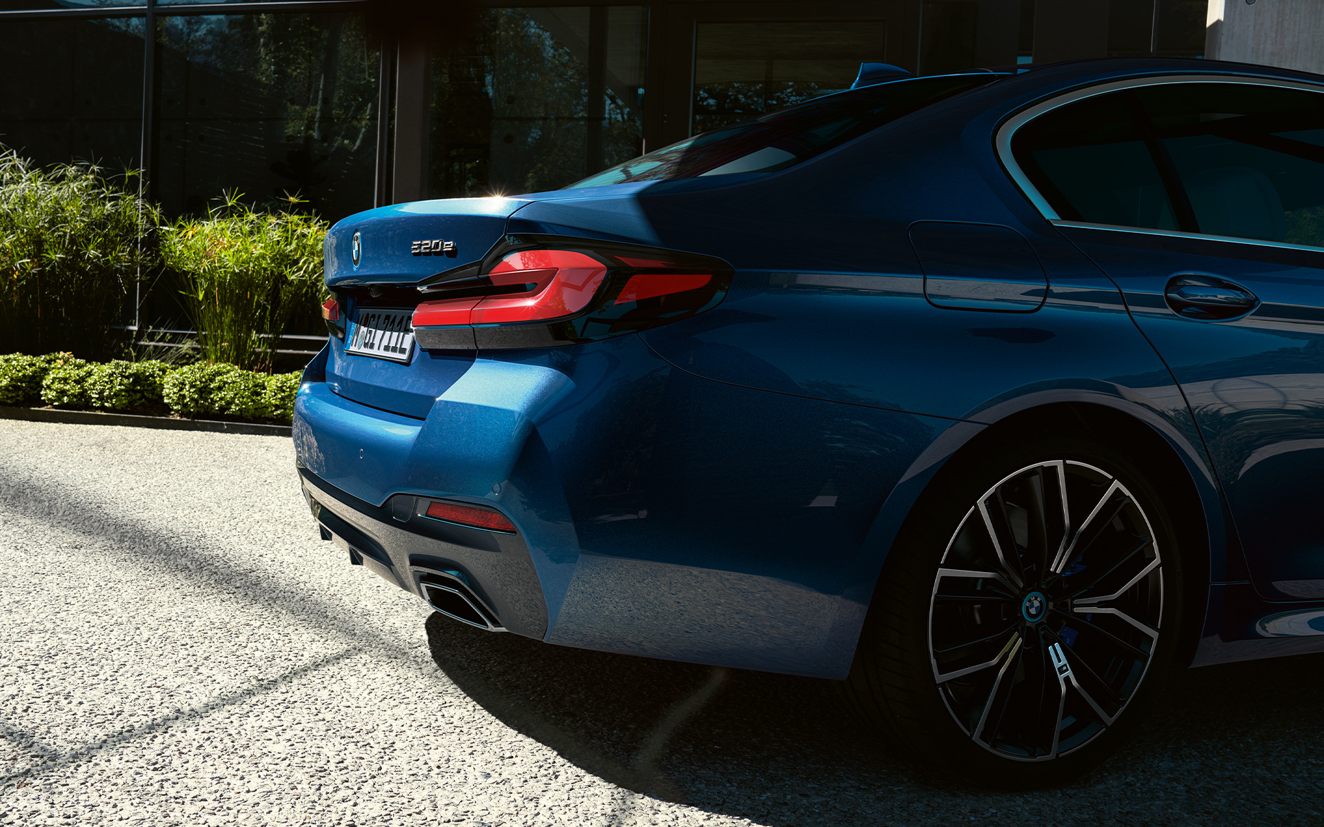 Rear apron BMW 5 Series Sedan G30 Free-form exhaust pipes BMW 5 Series Sedan G30 Facelift 2020 Phytonic Blue close-up rear
