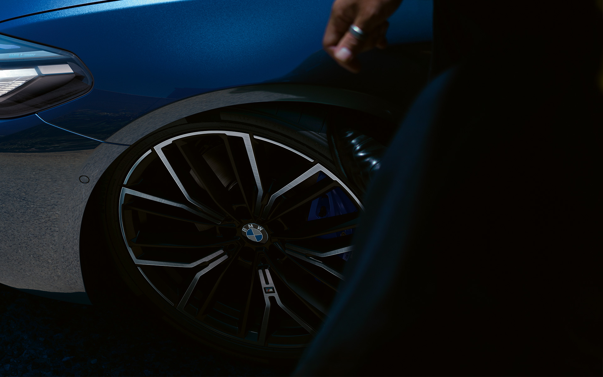 M light alloy wheel Y-spoke style 846 M BMW 5 Series Sedan G30 M light alloy wheel Y 846 M BMW 5 Series Sedan G30 Facelift 2020 Phytonic Blue close-up