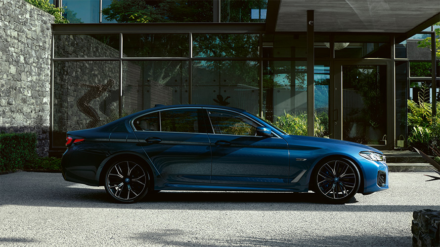 Exterior BMW 5 Series Sedan G30 BMW 5 Series Sedan G30 Facelift 2020 Phytonic Blue side view parked