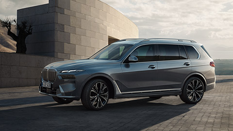 BMW X Series BMW X7 G07 three-quarter front view standing 