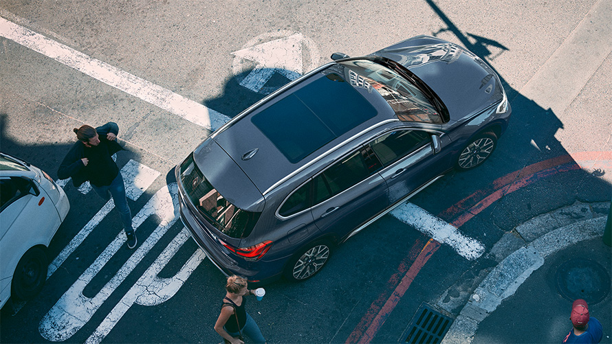 BMW X1 F48 LCI with view of the panorama glas roof from an aerial perspective