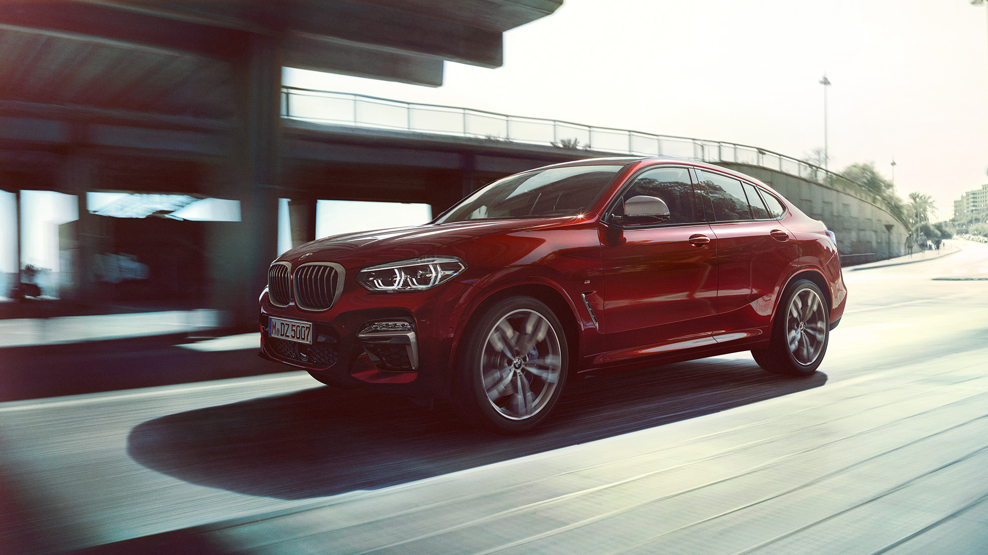 Dynamic front BMW X4 BMW X4 M40i G02 2018 Flamenco Red brilliant effect three-quarter front view