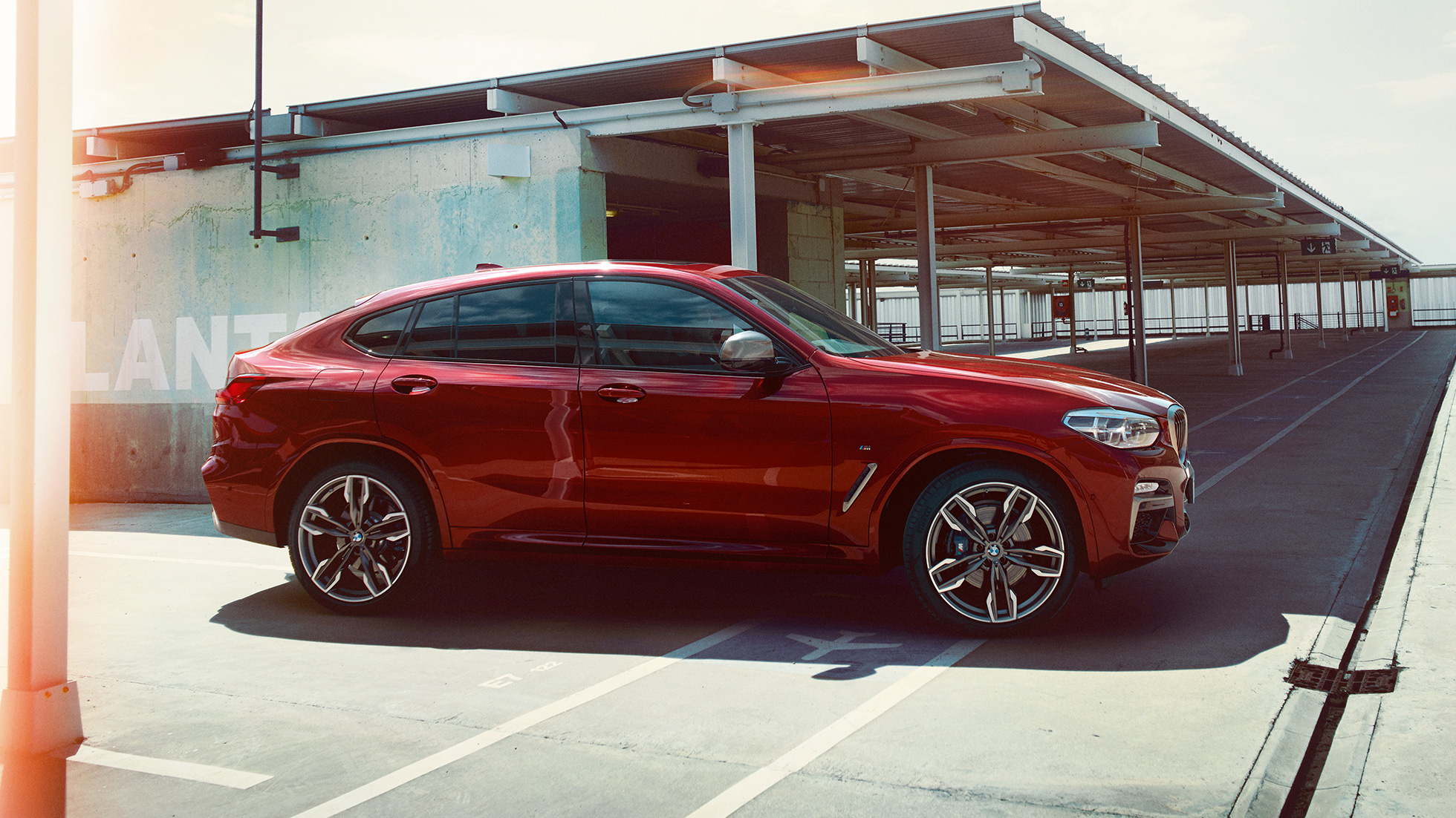 Sporty silhouette BMW X4 Sporty silhouette BMW X4 M40i G02 2018 Flamenco Red brilliant effect side view