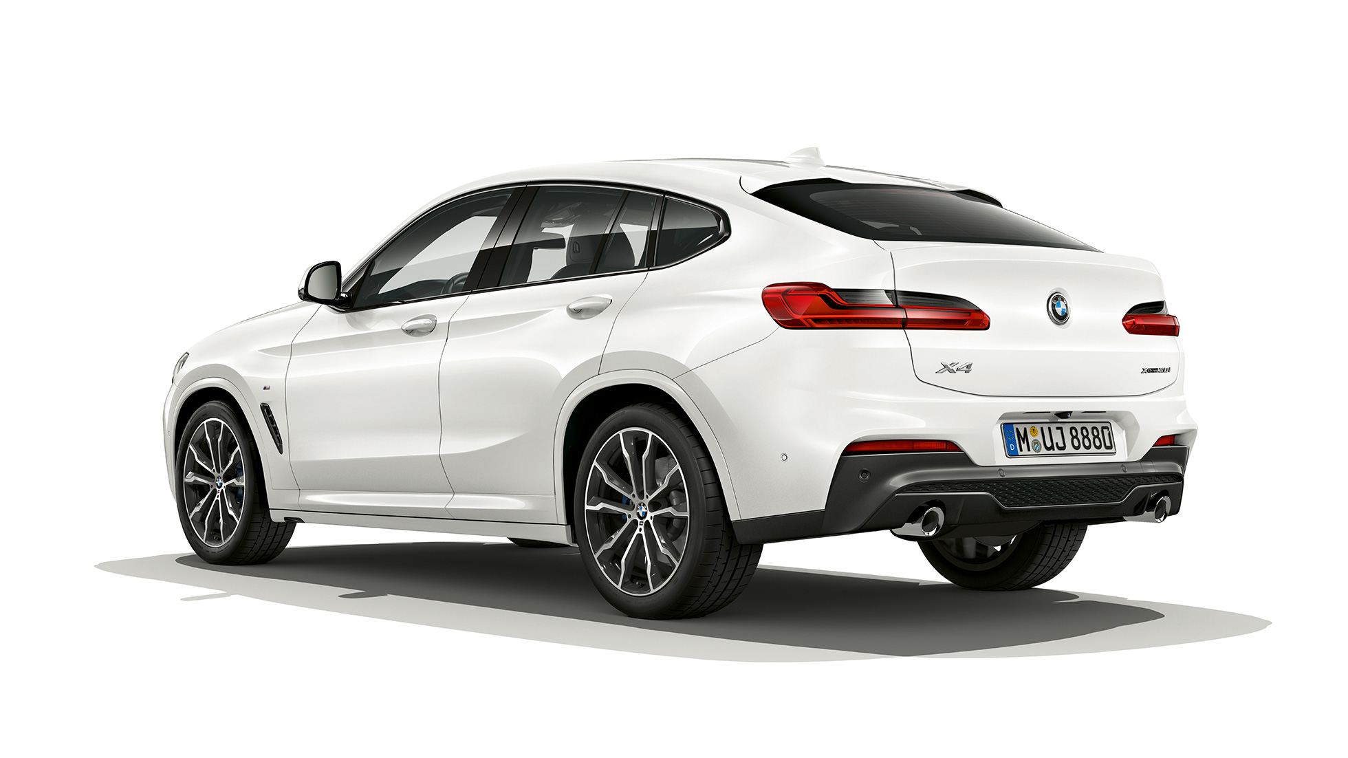 Three-quarter rear view BMW X4 Model M Sport BMW X4 xDrive30i Model M Sport G02 2018 Alpine White three-quarter rear view