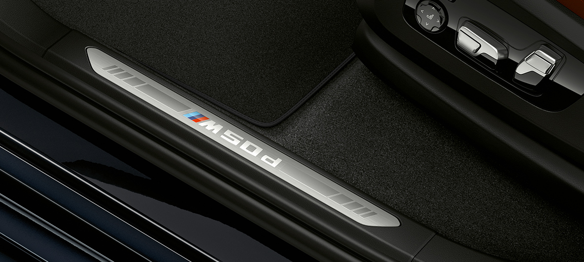 BMW X5 M50d door sill finishers Door sill finishers with BMW Individual lettering of the BMW X5 M50d