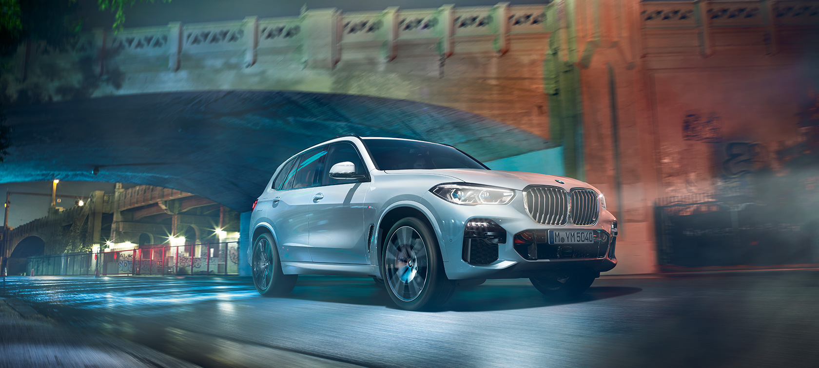 BMW X5 G05 2018 Mineral White metallic three-quarter front view driving at night