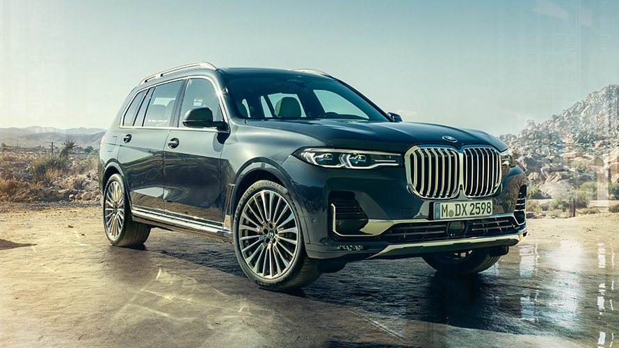 BMW X7 G07 2019 Exterior three-quarter front view against desert background