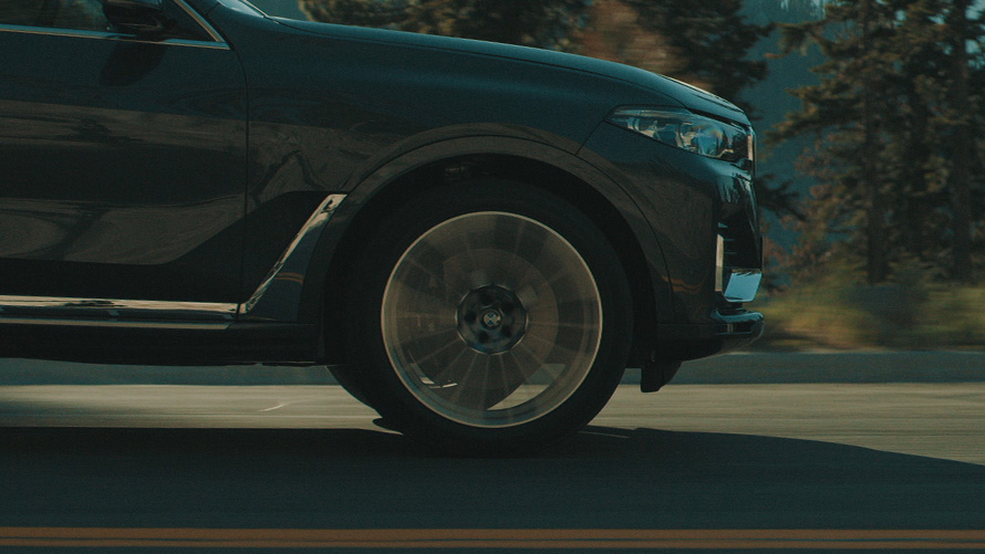 BMW X7 with adaptive 2-axle air suspension G07 2019 close-up lateral front