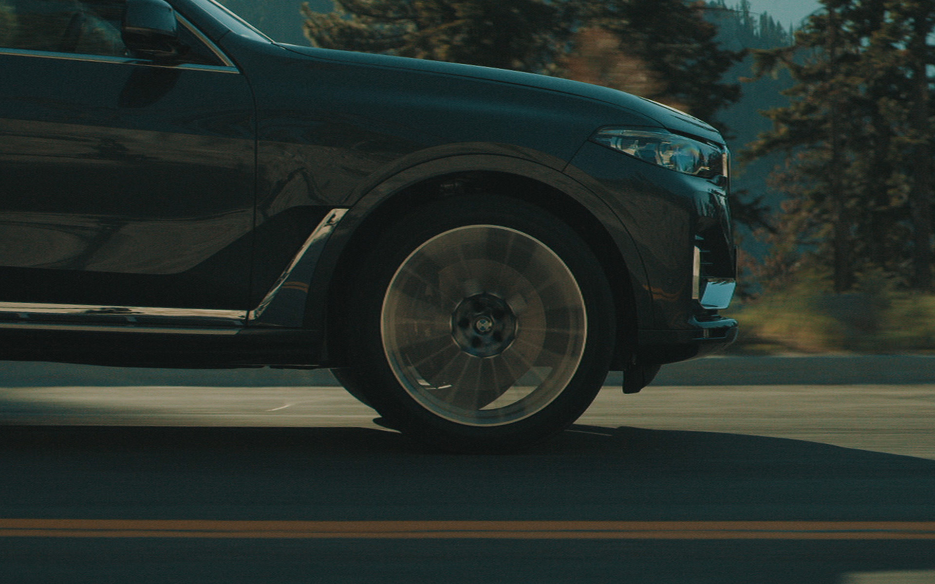BMW X7 with adaptive 2-axle air suspension G07 2019 close-up lateral front