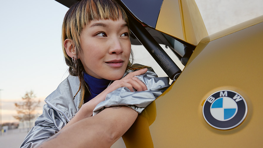 BMW Service Inclusive duration and contractual periods for pre-owned car BMW Service Inclusive woman peeks out of the boot of the BMW X2