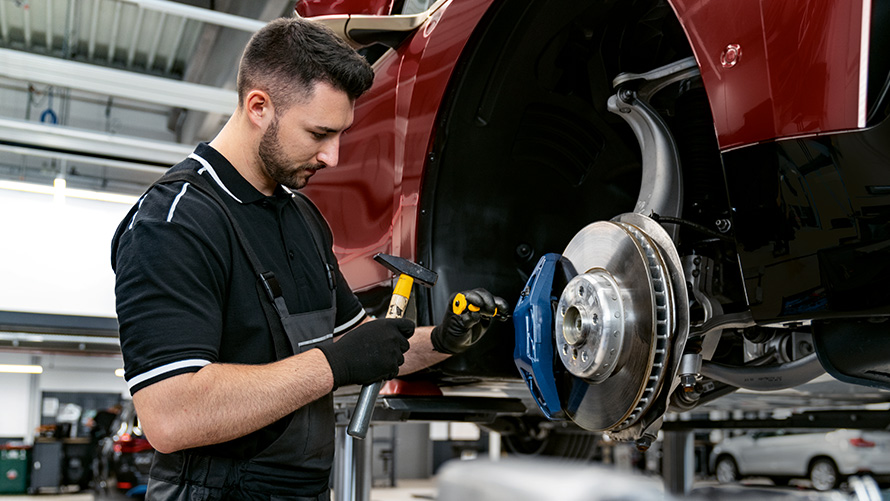 BMW Service Inclusive Plus offers BMW Service Inclusive Plus workshop employee works on brakes