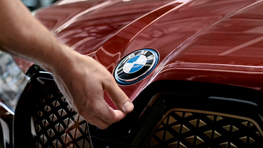 BMW Service Inclusive offers BMW Service Inclusive BMW logo on the BMW iX