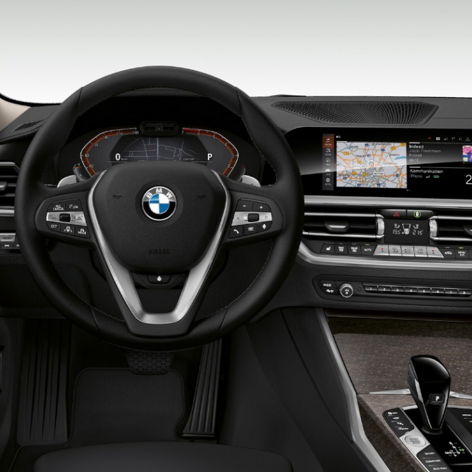 BMW 3 Series Sedan, Modell Luxury Line Cockpit. Frontal close-up of the driver's cockpit of the BMW 3 Series Sedan with Model Luxury Line features.