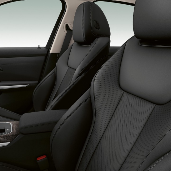 BMW 3 Series Sedan, Modell Luxury Line front seats. Side close-up of the front seats of the BMW 3 Series Sedan with Model Luxury Line features.
