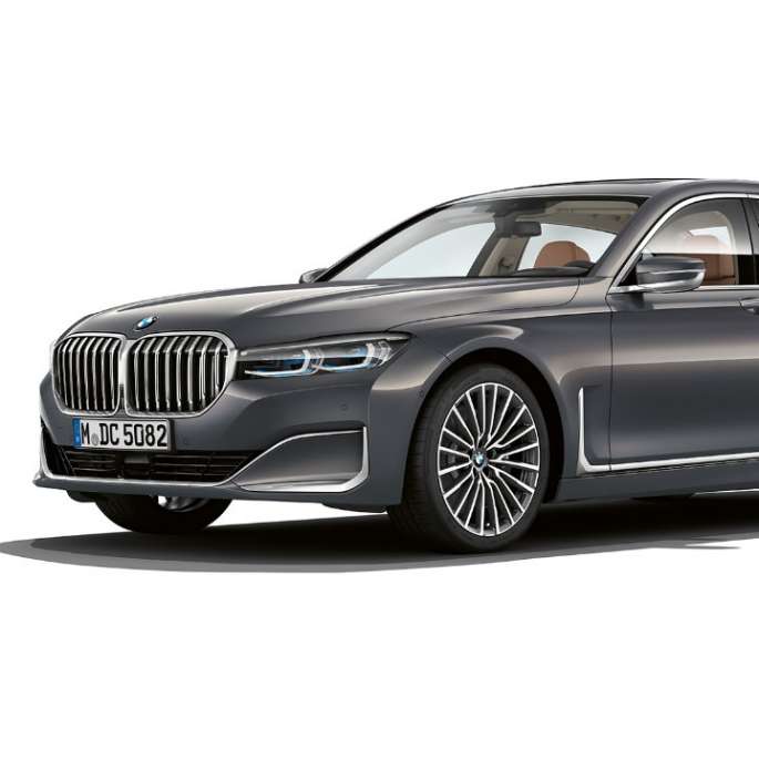 BMW 7 Series Sedan with Exterior Design Pure Excellence, three-quarter front view Grey BMW 7 Series Sedan with Exterior Design Pure Excellence in three-quarter front view