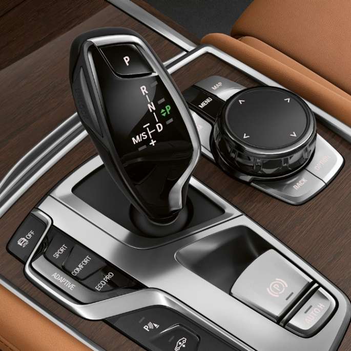 BMW 7 Series Sedan with Exterior Design Pure Excellence, gear selector BMW 7 Series Sedan in with Exterior Design Pure Excellence: Close-up of gear selector